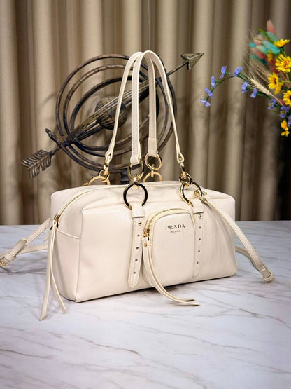 Prd 
Dangle Meium Shoulder Bag