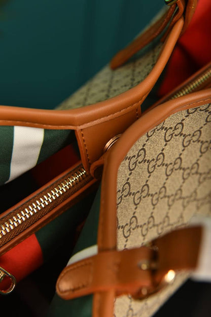 GG -  Emblem Medium Tote Bag