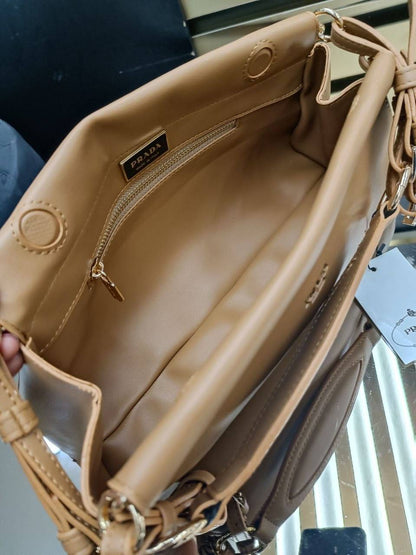 PRD - Medium Enchaîné Leather Shoulder Bag